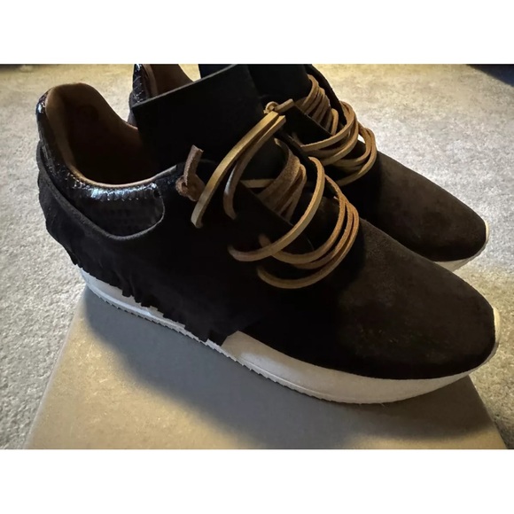 New in box- Italian fringe sneakers - Picture 2 of 8
